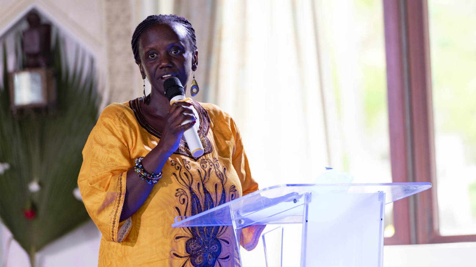 Mendi Njonjo addresses audience at African Crossroads